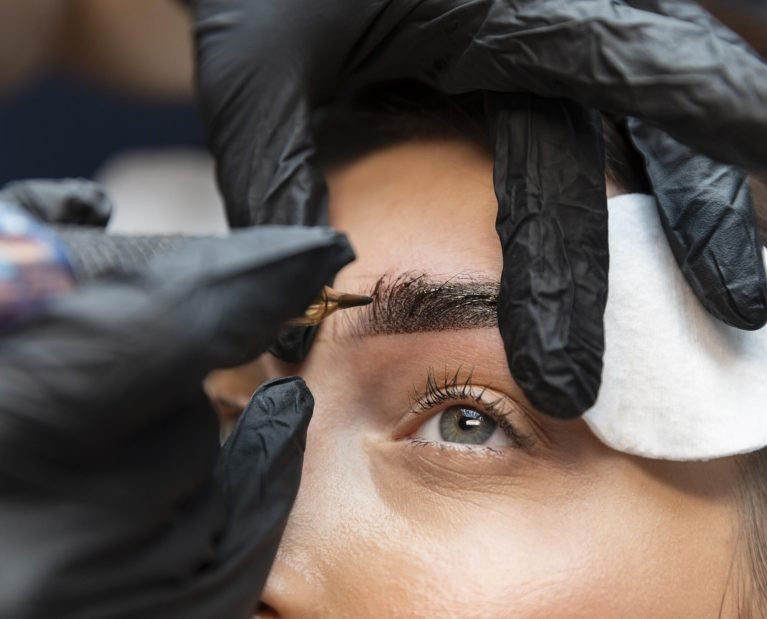 mujer-joven-recibiendo-un-tratamiento-de-belleza-para-sus-cejas